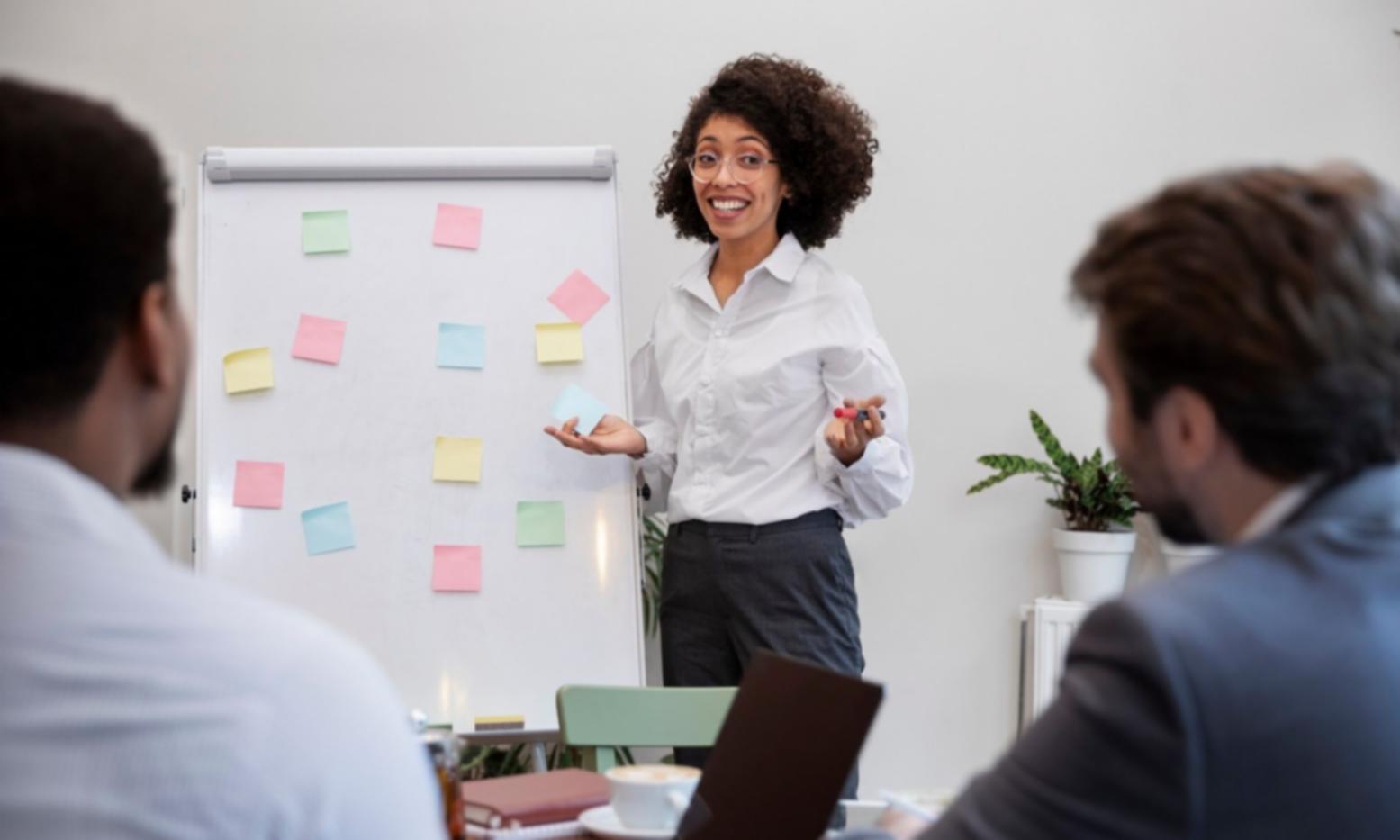 Grupo de personas colaborando en análisis financiero